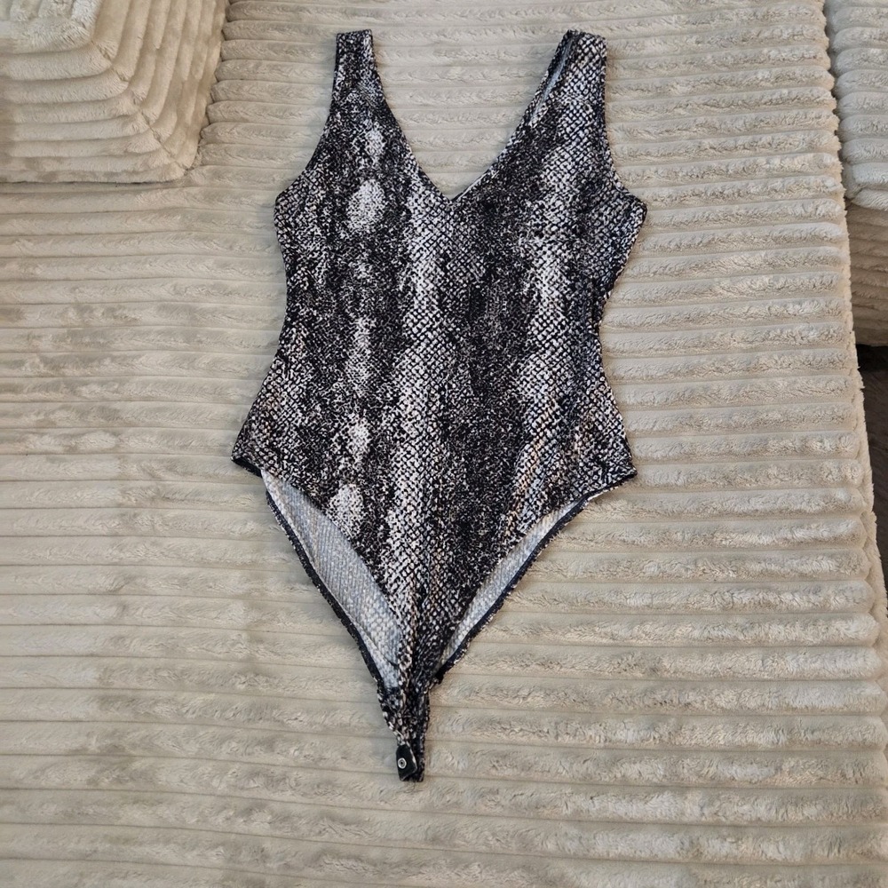 GB Stone Black Sea Snake Print Bodysuit Size M Snaps Stretch Soft Plunging V